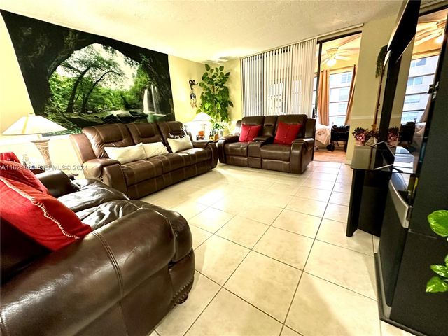 2831 Somerset Drive 206, Lauderdale Lakes, FL 33311