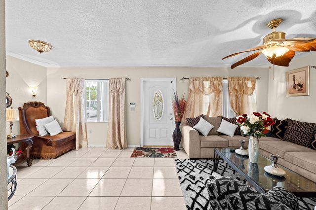 524 NW 9th Avenue, Boynton Beach, FL 33435