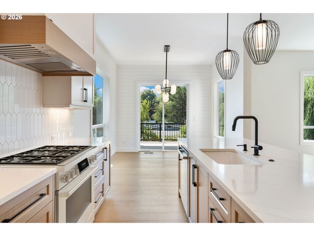 8014 Sw SPRUCE St, Portland, OR 97223