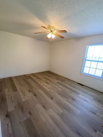 251 Tree Line Dr, Oak Grove, KY 42262