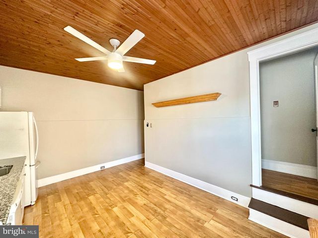 541 WALNUT LN, Philadelphia, PA 19128