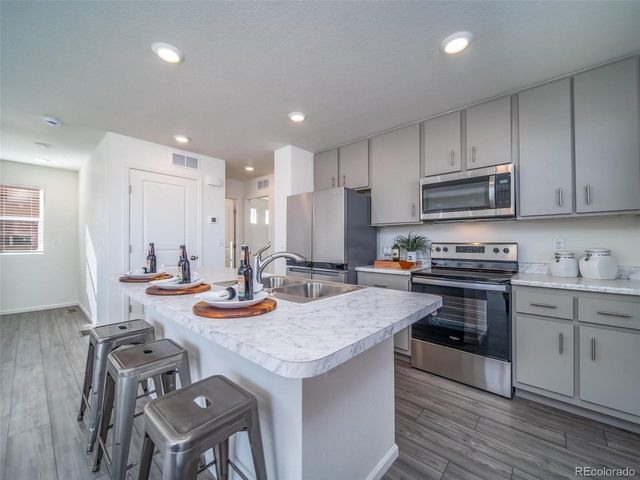 46506 Avery Ln, Bennett, CO 80102