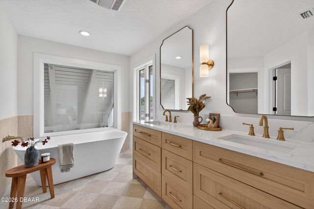 7 Chinook Court, Palm Coast, FL 32137