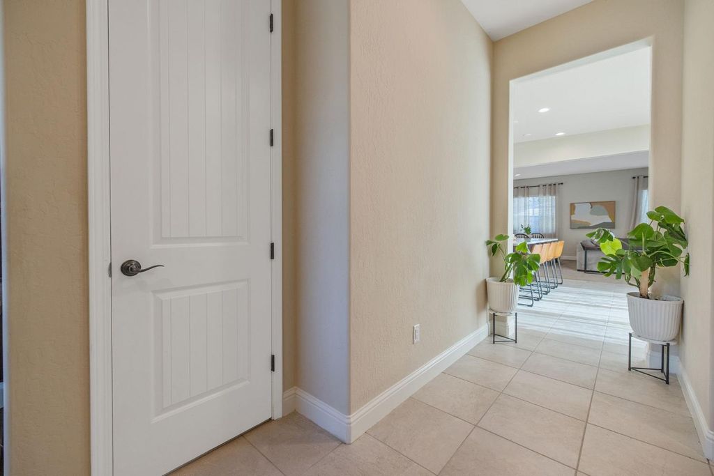 Image 7 of property listing at 3036 Keats Avenue, Clovis, CA 93619
