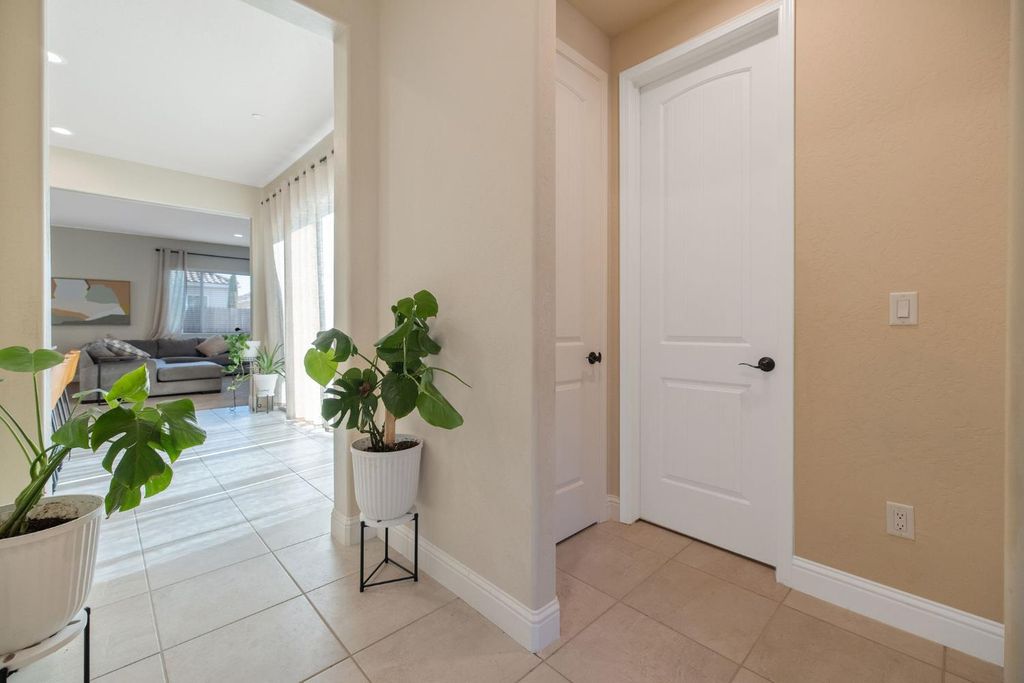 Image 8 of property listing at 3036 Keats Avenue, Clovis, CA 93619