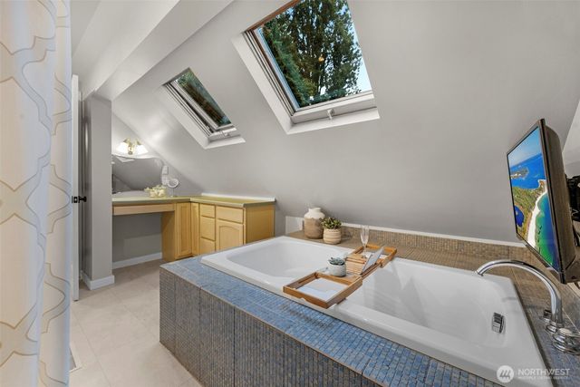 6505 NE Arrowhead Drive, Kenmore, WA 98028