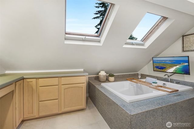 6505 NE Arrowhead Drive, Kenmore, WA 98028