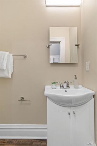 5849 De Giverville Avenue, St Louis, MO 63112