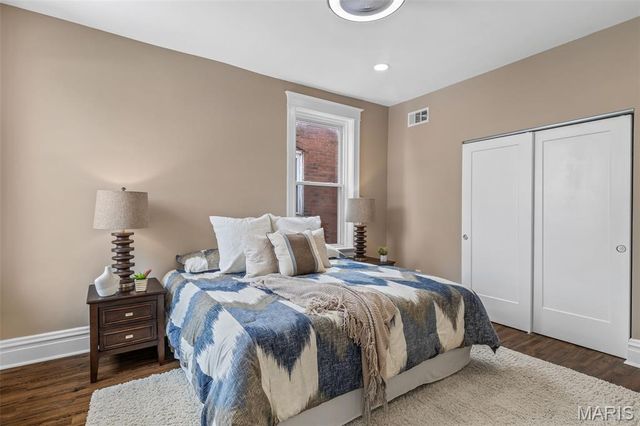 5849 De Giverville Avenue, St Louis, MO 63112