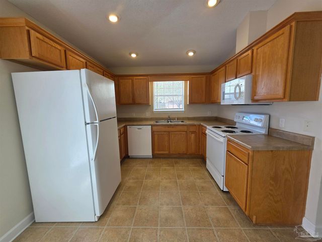 720 Buoy Dr, Pensacola, FL 32507