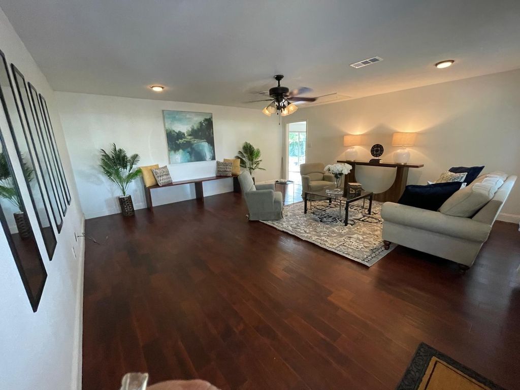 5211 Gulf Avenue, Groves, TX 77619