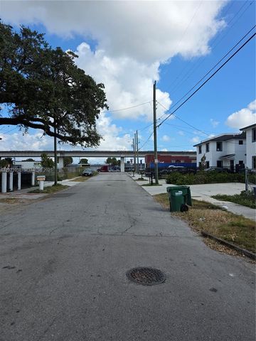 2740 NW 44th St, Miami, FL 33142
