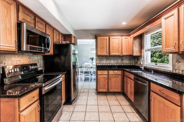29 Segatogue Lane, South Setauket, NY 11720