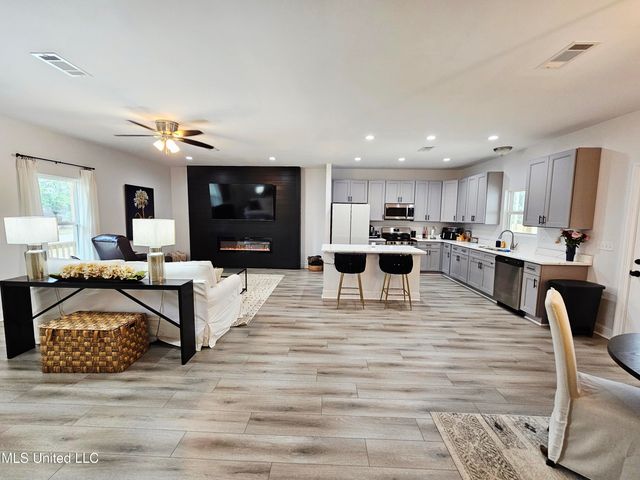 1715 E Lakeshore Drive, Carriere, MS 39426