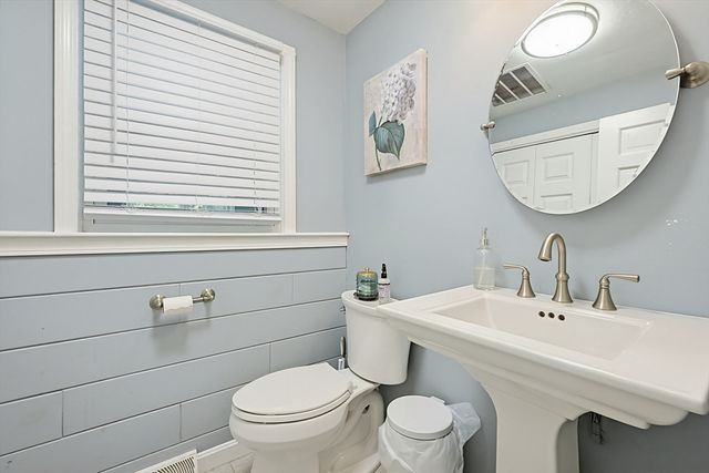 22 Diane Dr, Medway, MA 02053