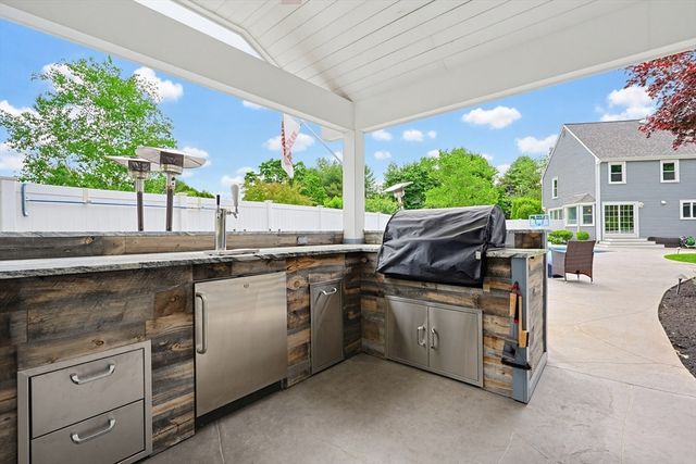 22 Diane Dr, Medway, MA 02053