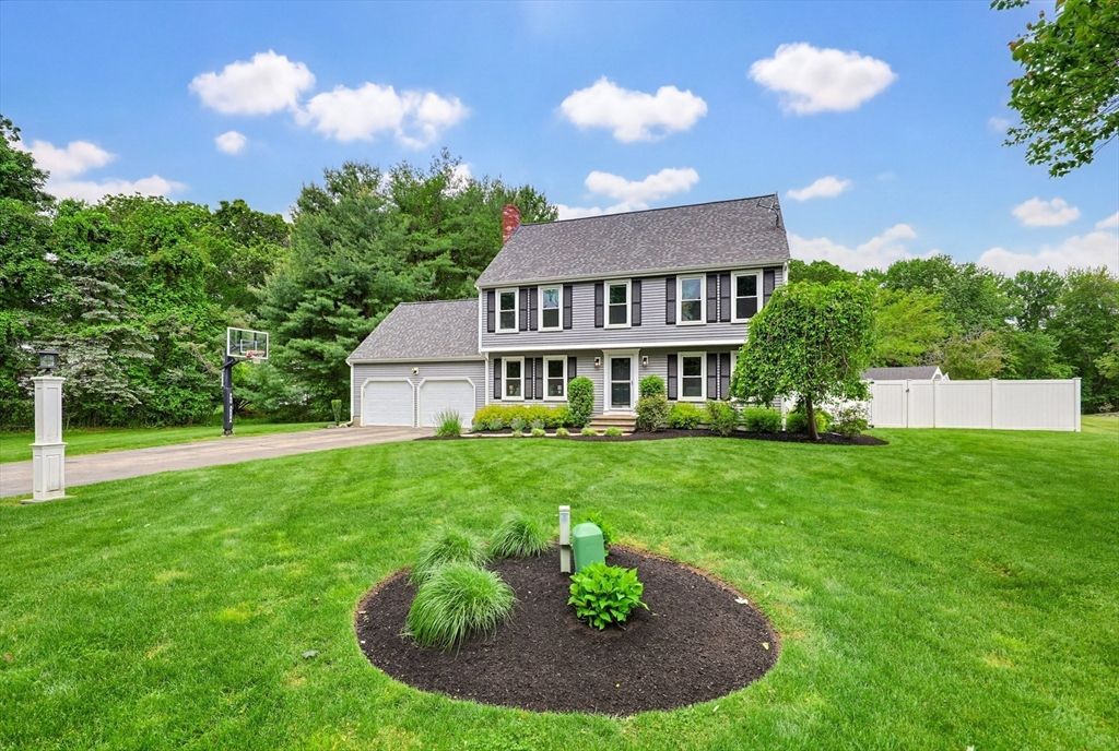 22 Diane Dr, Medway, MA 02053