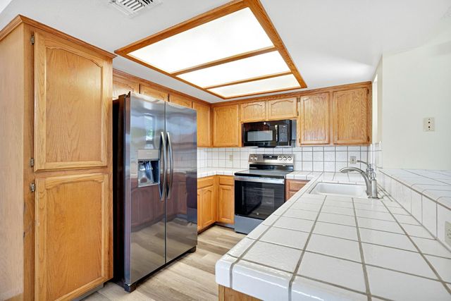 5110 W Kadota Avenue, Fresno, CA 93722