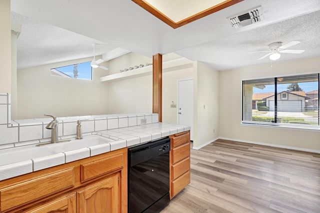 5110 W Kadota Avenue, Fresno, CA 93722