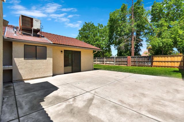5110 W Kadota Avenue, Fresno, CA 93722