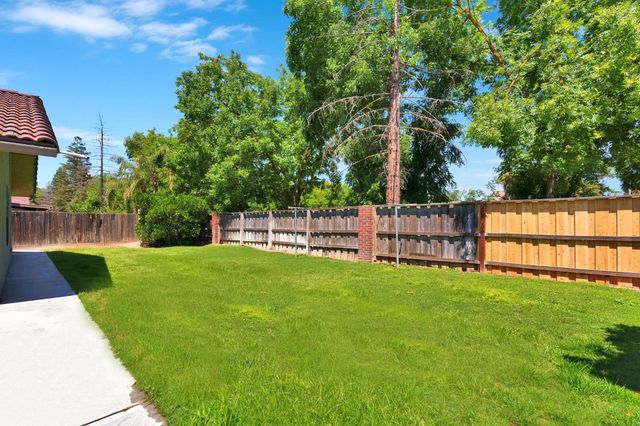 5110 W Kadota Avenue, Fresno, CA 93722