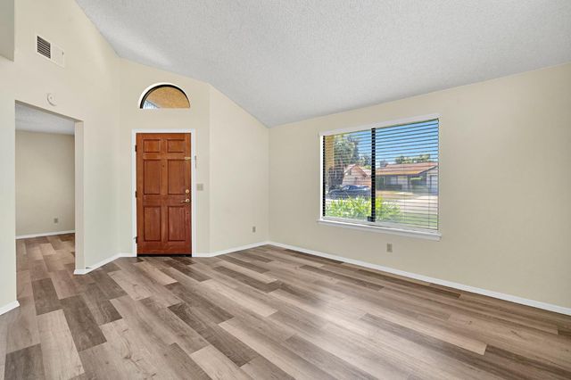 5110 W Kadota Avenue, Fresno, CA 93722