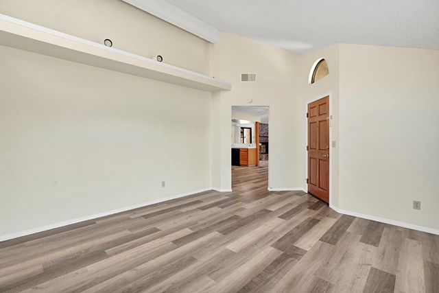 5110 W Kadota Avenue, Fresno, CA 93722