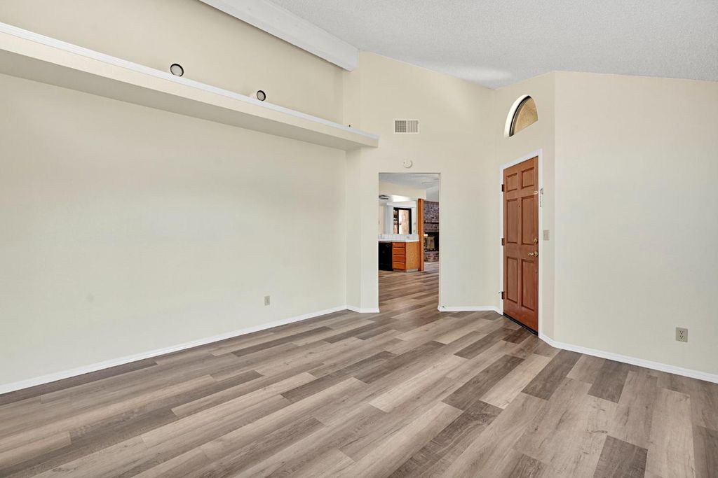 Image 7 of property listing at 5110 W Kadota Avenue, Fresno, CA 93722