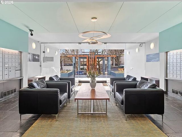 111 Sw HARRISON St 17B, Portland, OR 97201