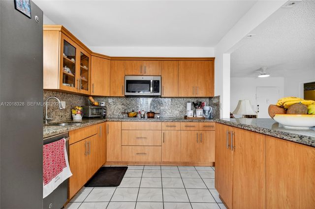 4801 NW 7th Street 810, Miami, FL 33126