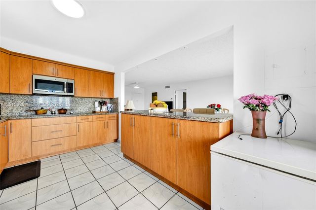 4801 NW 7th Street 810, Miami, FL 33126