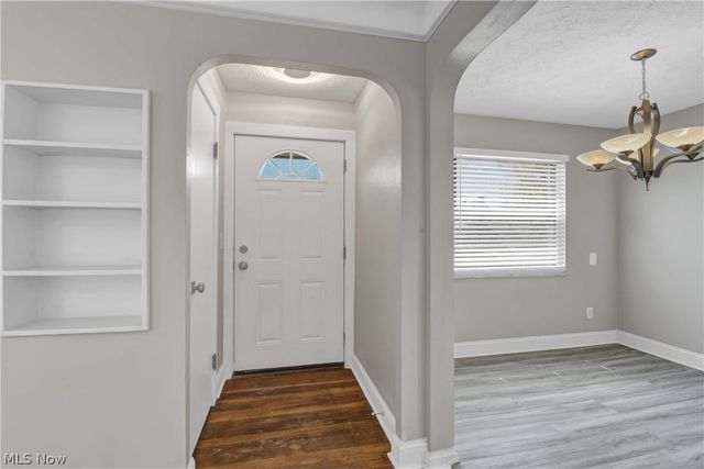 6214 Snow Road, Parma, OH 44129