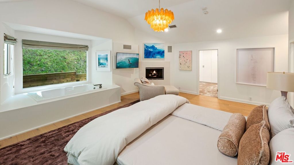 Image 12 of property listing at 2748 Ellison Dr, Beverly Hills, CA 90210