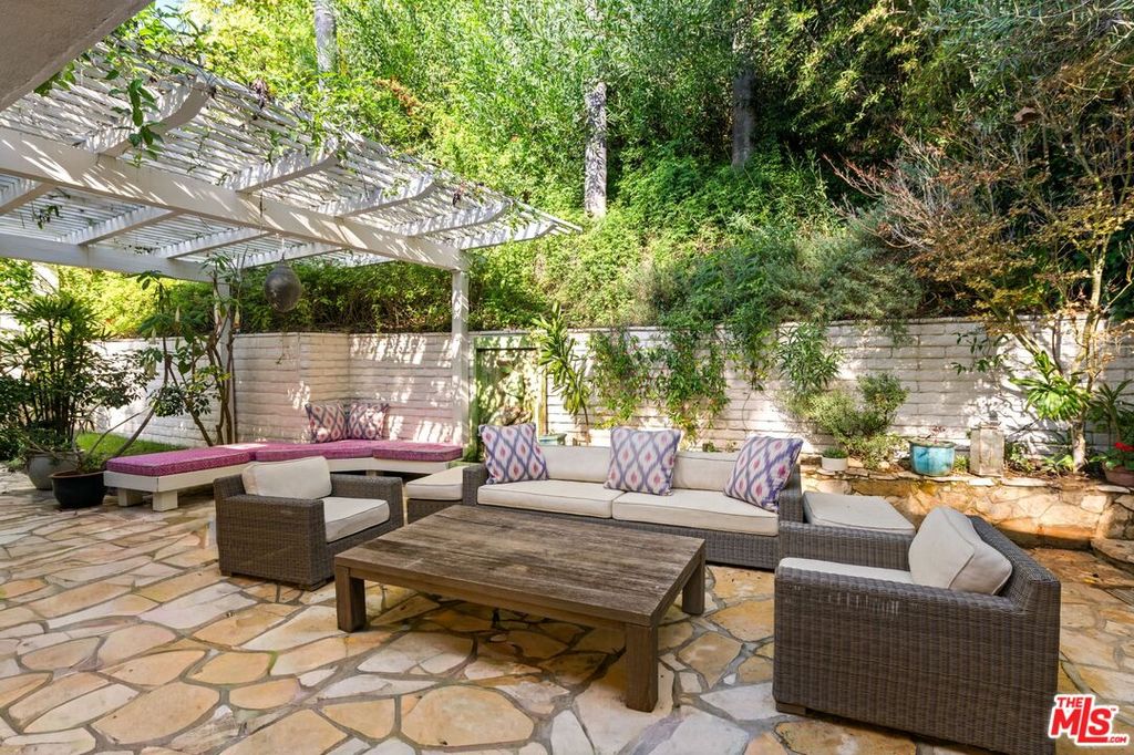 Image 18 of property listing at 2748 Ellison Dr, Beverly Hills, CA 90210