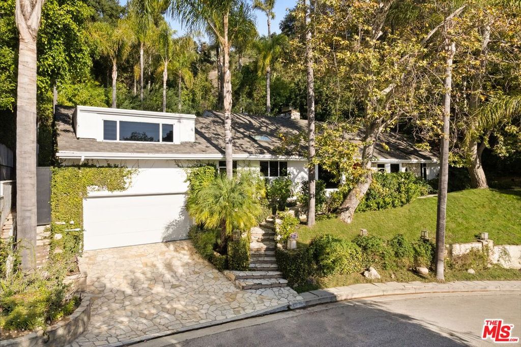 Image 22 of property listing at 2748 Ellison Dr, Beverly Hills, CA 90210
