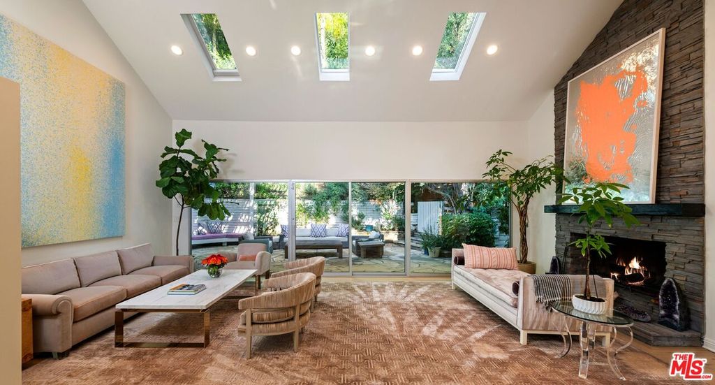 Image 3 of property listing at 2748 Ellison Dr, Beverly Hills, CA 90210