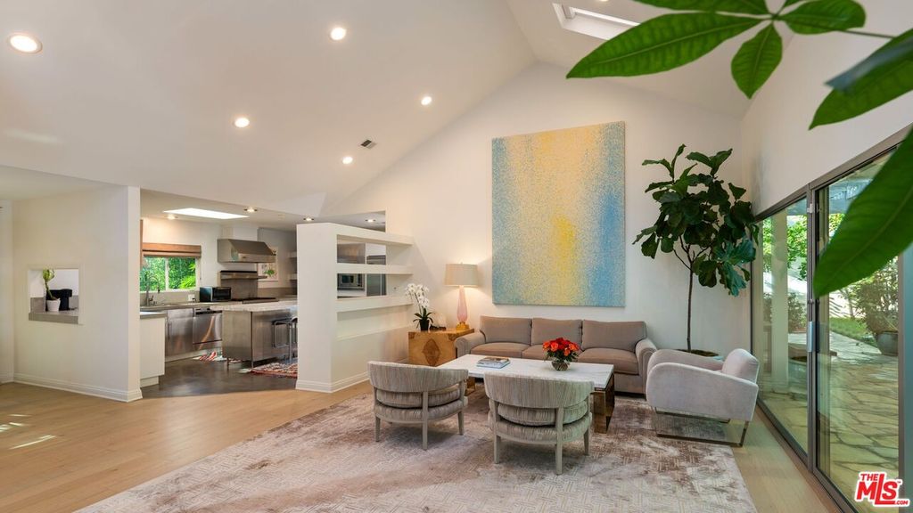 Image 5 of property listing at 2748 Ellison Dr, Beverly Hills, CA 90210