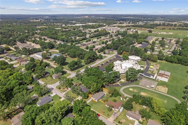 2000 W Lawson Street, Fayetteville, AR 72703