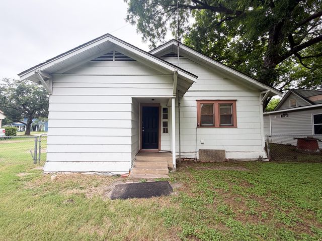205 W Gilmer Street, Ennis, TX 75119