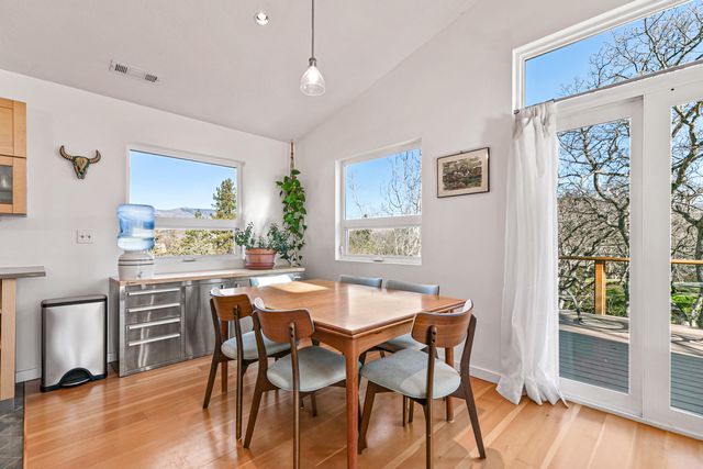 10 Velna Way, Ashland, OR 97520