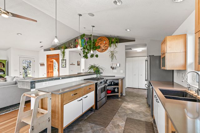 10 Velna Way, Ashland, OR 97520