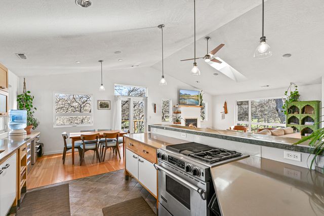 10 Velna Way, Ashland, OR 97520