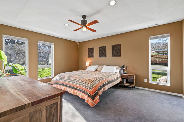 10 Velna Way, Ashland, OR 97520