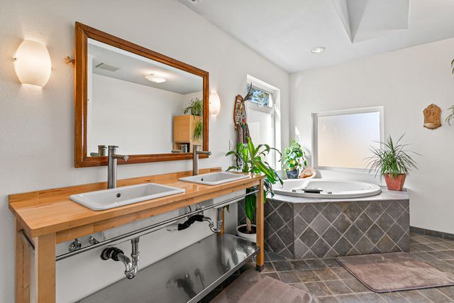 10 Velna Way, Ashland, OR 97520