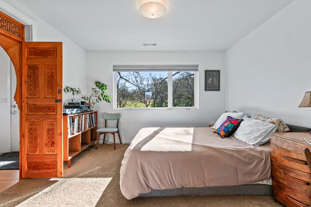 10 Velna Way, Ashland, OR 97520