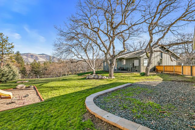 10 Velna Way, Ashland, OR 97520