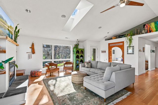 10 Velna Way, Ashland, OR 97520