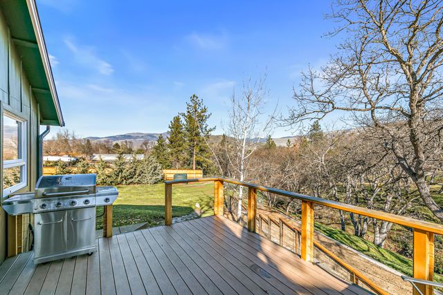 10 Velna Way, Ashland, OR 97520