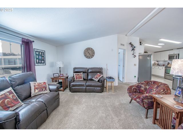 3700 BABCOCK Ln 144, Eugene, OR 97401