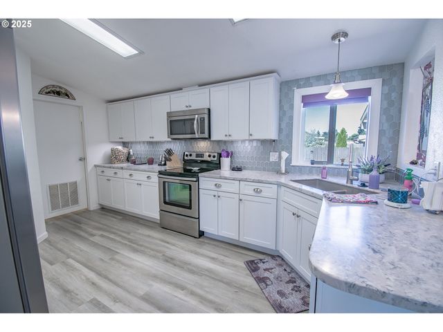 3700 BABCOCK Ln 144, Eugene, OR 97401